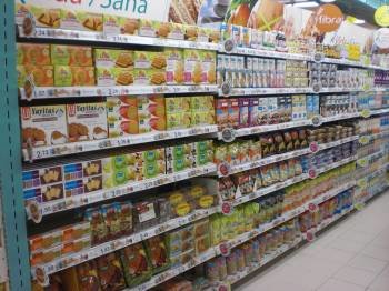 Alimentos libres de gluten en los estantes de una superficie comercial. (Foto: ARCHIVO)