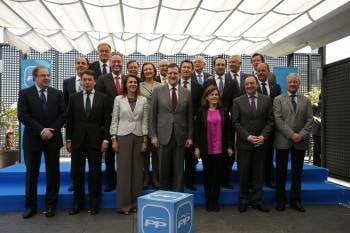 El jefe del Ejecutivo, Mariano Rajoy, Soraya Sáenz de Santamaría y los líderes autonómicos del PP. (Foto: J.C. HIDALGO)