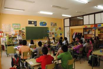 Un grupo de niños de Primaria asiste a una jornada de clase en su centro escolar.