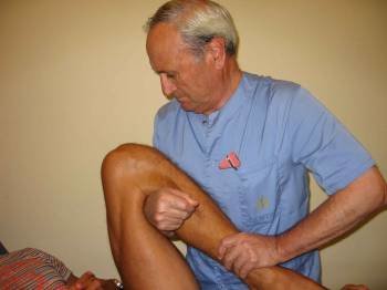 Un doctor examina la rodilla de un paciente en un centro médico. (Foto: ARCHIVO)