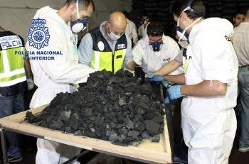 Fotografía cedida por la Policia Nacional de la intervención en Madrid de 1.650 cápsulas con cocaína que estaban camufladas en un cargamento de carbón vegetal.