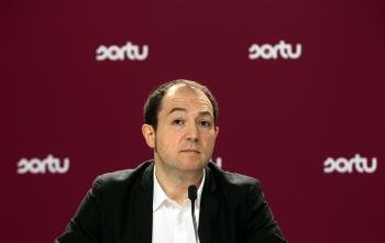  El portavoz de Sortu, Pernando Barrena,durante la rueda de prensa que ha ofrecido hoy en San Sebastián.