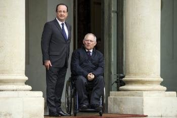 El presidente francés, François Hollande (izq), posa junto al ministro alemán de Finanzas, Wolfgang Schäuble (der).