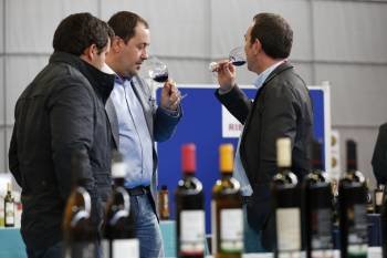 Bodegueros e importadores catan los vinos participantes en el certamen.  (Foto: XESÚS FARIÑAS)
