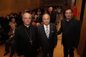 El obispo, Leonardo Lemos; el doctor José Carro y el responsable de Patrimonio de la Diócesis, Miguel Ángel González.  (Foto: FOTOS: MIGUEL ÁNGEL)
