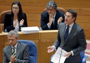 El presidente de la Xunta de Galicia y del grupo popular, Alberto Núñez Feijóo, responde a los grupos, esta mañana en el Parlamento de Galicia. 