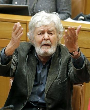 El diputado de AGE, Xosé Manuel Beiras, en su escaño durante el pleno, esta mañana en el Parlamento de Galicia, en Santiago de Compostela.