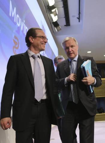 El comisario de Fiscalidad, Algirdas Semeta junto a Olli Rehn. (Foto: O. HOSLET)
