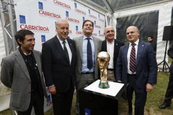 José Cabanas, Vicente del Bosque, Ignacio Rivera, José Manuel Jiménez y Manuel Baltar, con la Copa del Mundo. (Foto: FOTOS: XESÚS FARIÑAS)