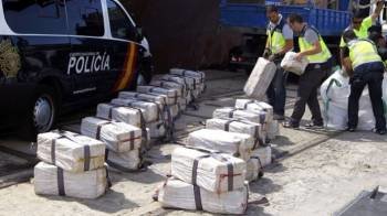 Los agentes, descargando la cocaína del 'SV Nicolay' en el puerto de Cádiz, en agosto de 2012. (Foto: ARCHIVO)