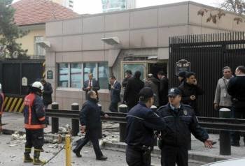 Agentes de seguridad, tras el atentado de la ultraizquierda a la embajada de EEUU en Ankara en febrero (Foto: ARCHIVO)