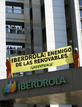 Los activistas despliegan una pancarta en la fachada de la compañía.