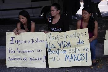 Tres mujeres salvadoreñas, concentradas ante la sede del Supremo que negó el aborto a la joven Beatriz.