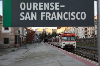 El tren Ourense-Sanabria, a su paso por la estación de San Francisco de la ciudad.  (Foto: JOSÉ PAZ)