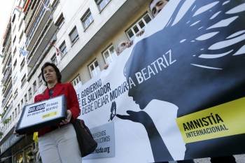 La portavoz de Amnistía Internacional entregó ayer las 90.000 firmas en la embajada de El Salvador. (Foto: JUAN CARLOS HIDALGO)
