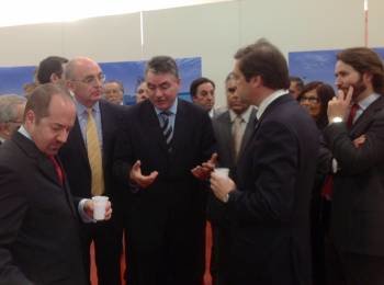 Batista (centro) dialoga con  Passos Coelho (de espaldas) y Jiménez Morán, ante el resto de autoridades. 