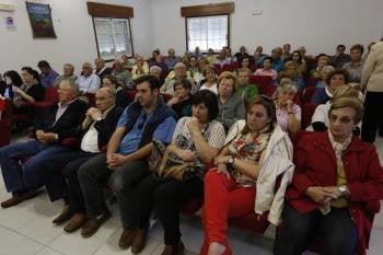 Los comuneros de Moreiras y Trelle, en la reunión que mantuvieron ayer sobre el psiquiátrico. (Foto: XESÚS FARIÑAS)