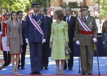 El rey, apoyado en dos muletas, junto a la reina y los Príncipes de Asturias. (Foto: LOTE RODRÍGUEZ)