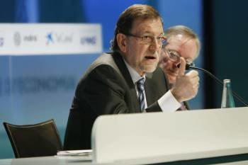 Mariano Rajoy, acompañado por el exministro Josep Piqué. (Foto: SUSANNA SAEZ)
