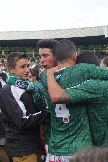 Los jugadores del Ferrol celebran el ascenso. (Foto: DIARIO DE FERROL)
