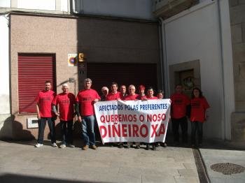 Un grupo de preferentistas, en Viana.
