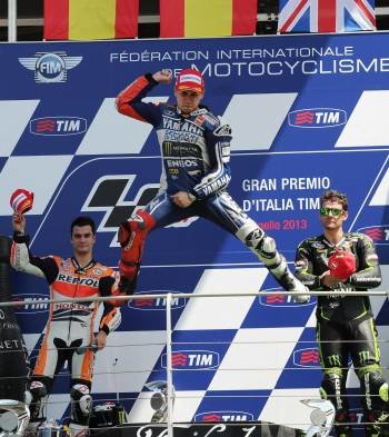 Jorge Lorenzo celebra la tercera victoria consecutiva en el GP de Italia de MotoGP, en el circuito de Mugello. (Foto: CARLO FERRARO)