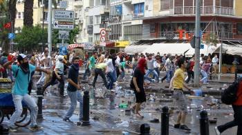 Docenas de jóvenes se enfrentan ayer a la Policía en las calles de Ankara. (Foto: HOHEM GOUVEIA)