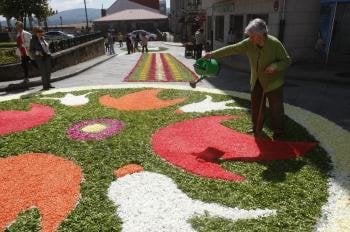 Los visitantes madrugaron para contemplar el arte de las alfombras con las que amanecieron bordadas las calles.