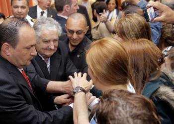 José Mújica saluda a sus compatriotas en el encuentro que tuvieron en Santiago. (Foto: LAVANDEIRA JR.)