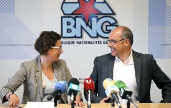  El portavoz parlamentario del BNG, Francisco Jorquera, acompañado por la diputada Carme Adán.