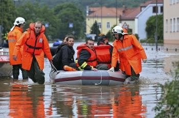 Miembros de los servicios de rescate evacuan a los vecinos de Grimma a causa de las inundaciones que afectan el estado de Sajonia, al este de Alemania.