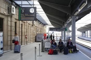 Viajeros esperando al tren, en la estación de Ourense.  (Foto: XESÚS FARIÑAS)
