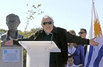 El presidente José Mujica durante la inauguración de la plaza que Santiago dedicó a Uruguay. (Foto: LAVANDEIRA)