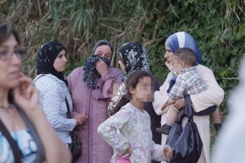 La madre de los niños, de origen marroquí, llora desconsolada rodeada de familiares y amigas. (Foto: LYDIA MIRANDA)
