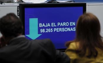Vista de la rueda de prensa en la que los secretarios de Estado, de Empleo, Engracia Hidalgo, y de Seguridad Social, Tomás Burgos, han analizado los datos del paro. 