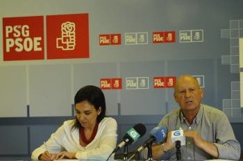 Carmen Rodríguez y Alberto Fidalgo, durante su comparecencia pública de ayer. (Foto: MARTIÑO PINAL)