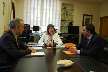 Antonio Crespo, Rosa Quintana y Antonio Pérez, durante la reunión del pasado lunes en Santiago.