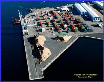 Vista aérea de contenedores apilados en uno de los muelles del puerto de Marín. (Foto: PUERTO DE MARÍN)