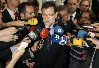 Mariano Rajoy, rodeado de periodistas a su llegada al Senado para asistir a la sesión de control. (Foto: J.J. GUILLÉN)