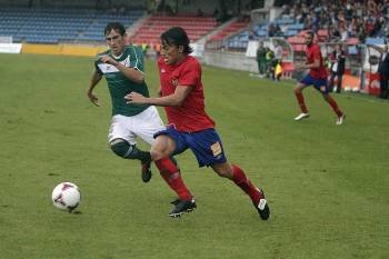 Noguerol conduce el balón en un ataque en el partido deO Couto anteel Coruxo. (Foto: MIGUEL ÁNGEL)