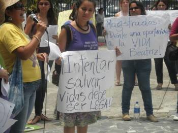 Un grupo de mujeres muestra su apoyo a la joven salvadoreña en las calles de la capital San Salvador. (Foto: INDIAN NAVY)