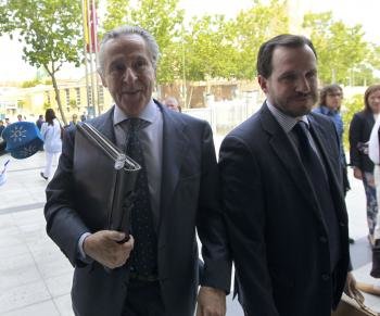 El expresidente de Caja Madrid Miguel Blesa (izda) a su llegada a los juzgados de Plaza de Castilla donde ha sido citado a declarar ante el juez de instrucción número 9 de Madrid.