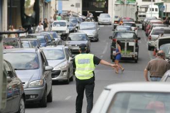 Un agente de la Policía Local controlando el tráfico en la avenida San Rosendo. (Foto: MARCOS ATRIO)