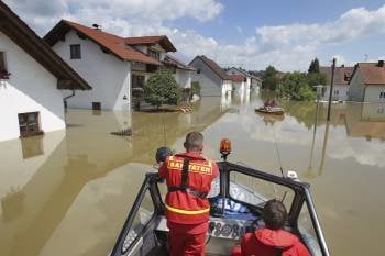 Una lancha de socorro patrulla por las calles inundadas de Deggendorf, Alemania. (Foto: K.J. HILDENBRAND)