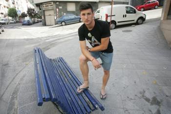 Borja Valle, ayer en la ciudad de Ourense después de firmar su contrato con el CDO. (Foto: MARCOS ATRIO)