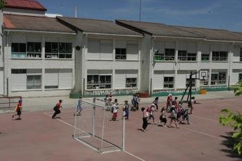 Escolares en el patio del colegio de Educación infantil y primaria Padre Feijóo de Allariz (Foto: Marcos Atrio)