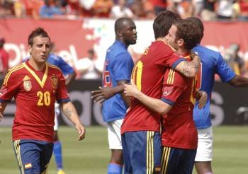 Fàbregas y Cazorla se abrazan tras la consecución del 2-0 español. (Foto: NAHUEL ROARK)