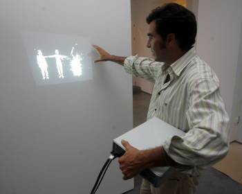 El experto en arte Alberto de Juan, ante una de las obras que han pasado por la galería Max Estrella de Madrid.