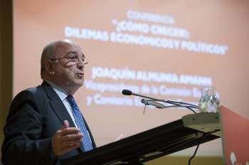 El vicepresidente de la Comisión Europea, Joaquín Almunia, durante la conferencia en Málaga. (Foto: JORGE ZAPATA)