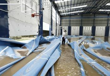 Un pabellón polideportivo del Club Natación Pamplona, inundado tras la crecida del río Arga. (Foto: JESÚS DIGES)